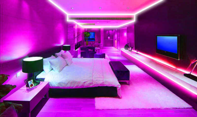 éclairage rose par ruban LED RGB avec profilé encastré suivant les angles du plafond d'une chambre d'hotel