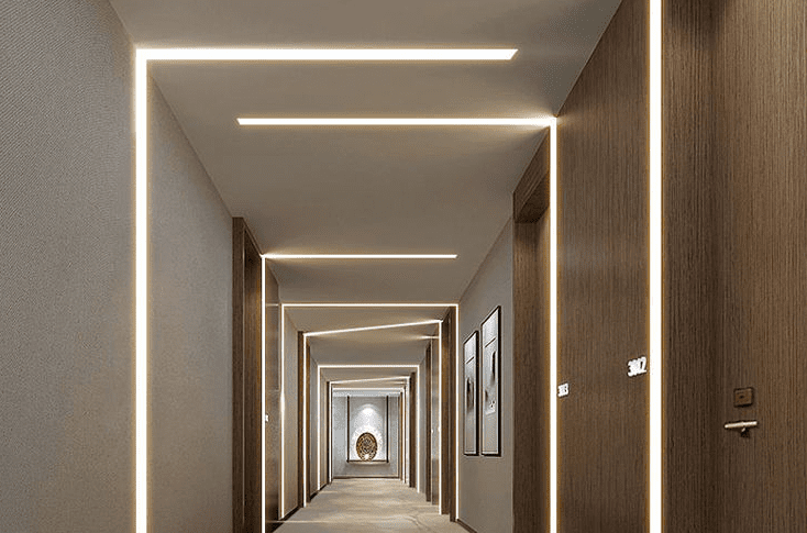 éclairage moderne par ruban led avec profilé encastré dans le mur et plafond d'un couloir
